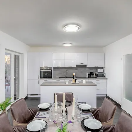 3 Bedroom Beautiful In Holiday home