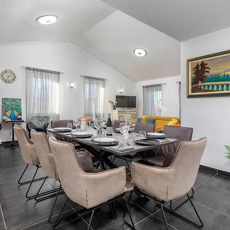3 Bedroom Beautiful In Holiday home